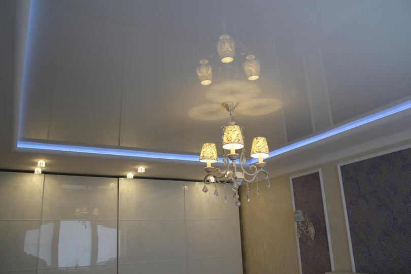 Натяжной потолок с подсветкой для спальни